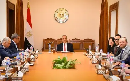 وزير الخارجية يستقبل وفداً من مجموعة “إيه بي موللر – ميرسك”