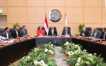 وزير الصناعة يترأس اجتماعًا موسعًا لبحث خدمة جمع المخلفات الصلبة من سفن قناة السويس
