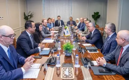 رئيس اقتصادية قناة السويس يناقش تعزيز التعاون مع وفد شركة ميرسك العالمية