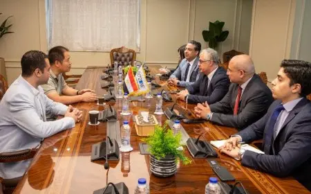 استثمارات بقيمة 60 مليون دولار.. رئيس منطقة قناة السويس الاقتصادية يوقع عقدًا لإنتاج مواد التعبئة مع شركة كينليد الصينية.