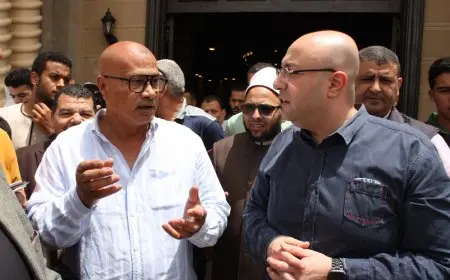 بعد أدائه صلاة الجمعة في مسجد الرضا.. محافظ بني سويف يلتقي عددًا من المواطنين ويستمع لمطالبهم