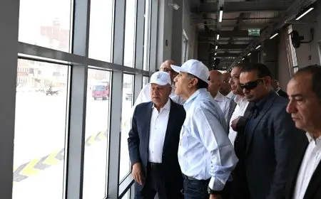 رئيس الوزراء يتلقى شرحًا عن نظام عمل الأتوبيس الترددي