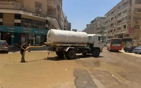 إصلاح كسر مفاجئ في خط مياه هضبة الأهرام وإعادة ضخ المياه وتمهيد الطريق