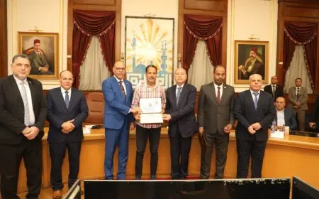 تكريم موظف في وزارة العمل لرفضه رشوة قدرها 2 مليون جنيه من شركة توظيف العمالة بالخارج