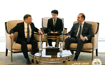 وزير الشئون النيابية والقانونية والتواصل السياسي يستقبل عضواً في المكتب السياسي للحزب الشيوعي الصيني