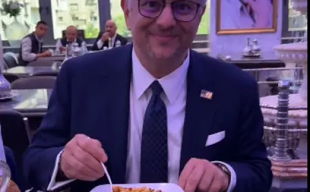 “كبير مستشاري ترامب يُعد طبق الكشري بنفسه في القاهرة بأسلوب مصري”