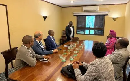 وزير الطيران المدني يناقش مع مسؤولي شركة “بوينج” سبل تعزيز التعاون في برامج السلامة الجوية