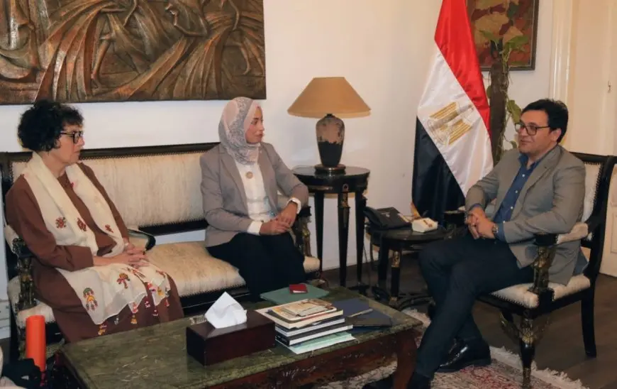 وزير الثقافة يناقش سبل تعزيز التعاون مع جمعية المكنز الإسلامي في تدريب الكوادر والحفاظ على التراث