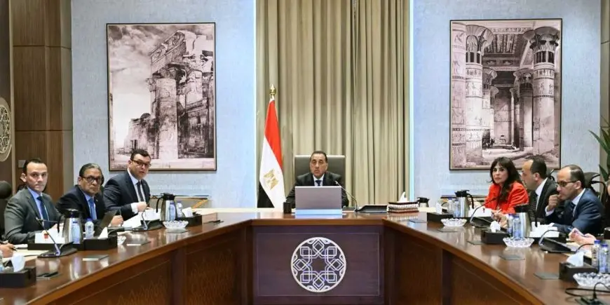 رئيس الوزراء يعرض مشروع تحسين النظام الإلكتروني لتسهيل وصول السياح إلى المطارات المصرية
