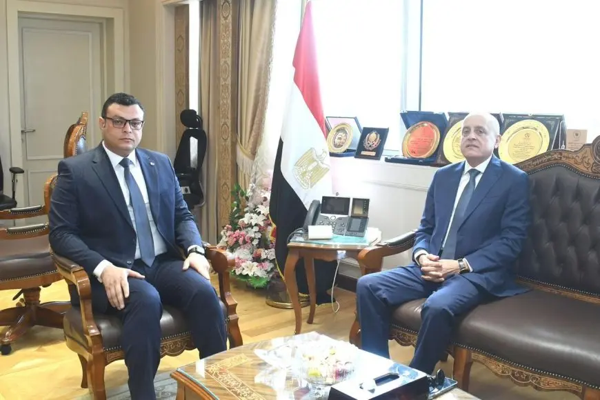 وزير الإسكان يلتقي محافظ الأقصر لمتابعة مشروعات مبادرة حياة كريمة بالمحافظة