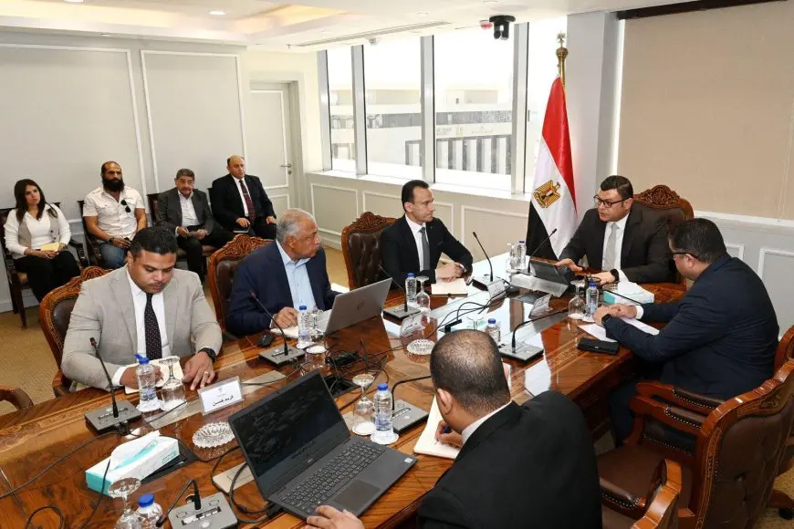 وزير الإسكان يجتمع لمتابعة سير العمل في حدائق تلال الفسطاط