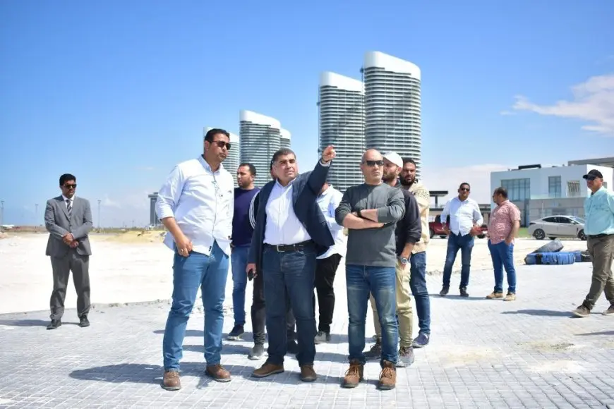 مسؤولو الإسكان يزورون كومبوند مزارين والشواطئ بالعلمين الجديدة