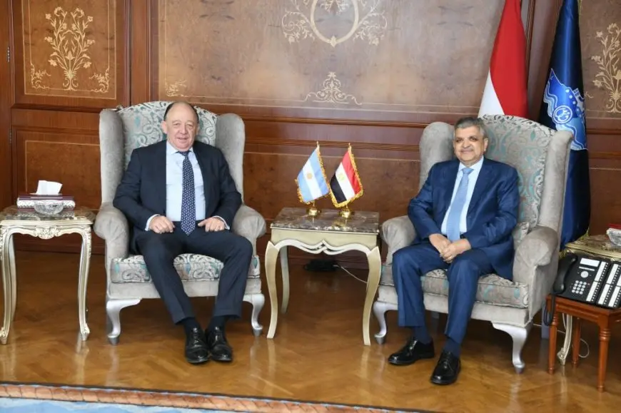 أسامة ربيع يلتقي السفير الأرجنتيني لبحث سبل التعاون في مجالات الخدمات البحرية واللوجستية