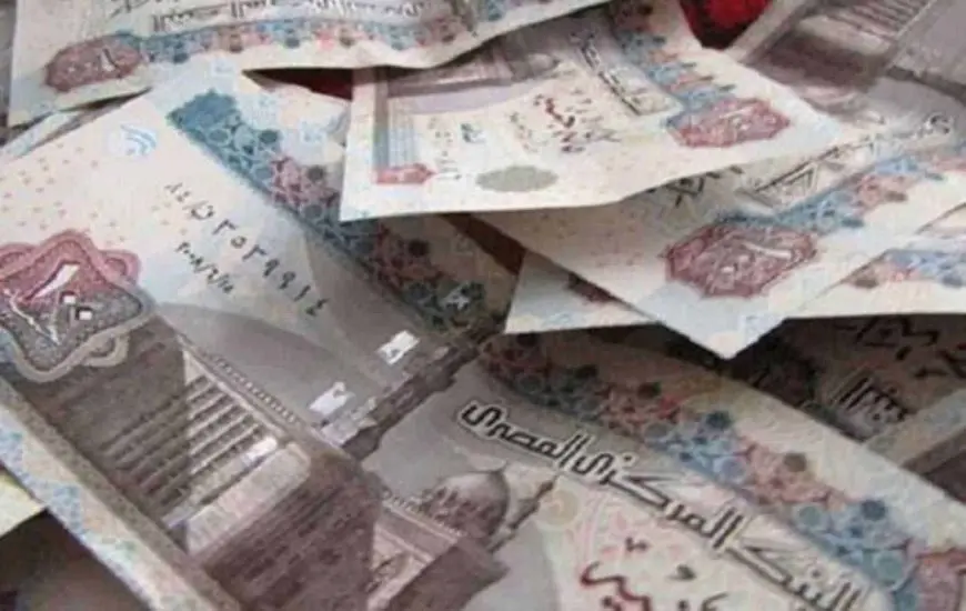 الست تجمع فلوس من وراء زوجها.. نيفين مختار ترد