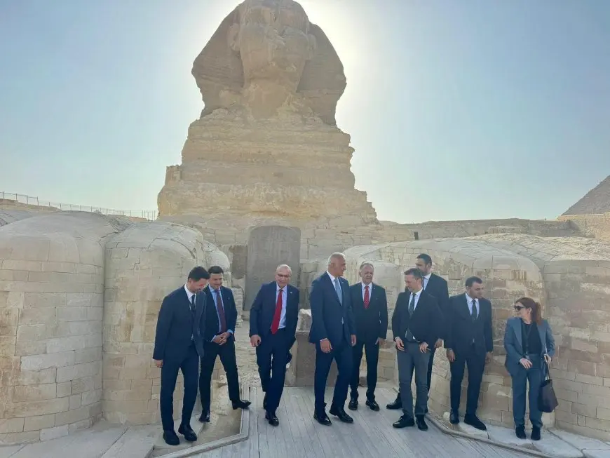 وزير الثقافة والسياحة التركي يزور أهرامات الجيزة ويشيد بتاريخ المنطقة