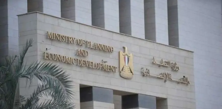 فريق من وزارة التخطيط يزور مشروعات التنمية في مجالات الطاقة المتجددة والمياه وتمكين المرأة اقتصادياً في أسوان