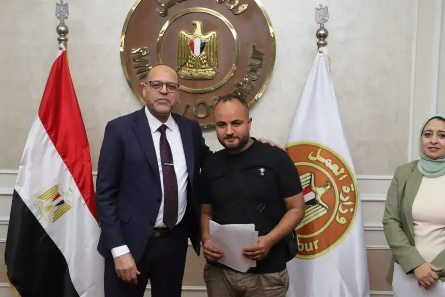 وزير العمل يوزع عقود العمل على المتقدمين للوظائف في الإمارات