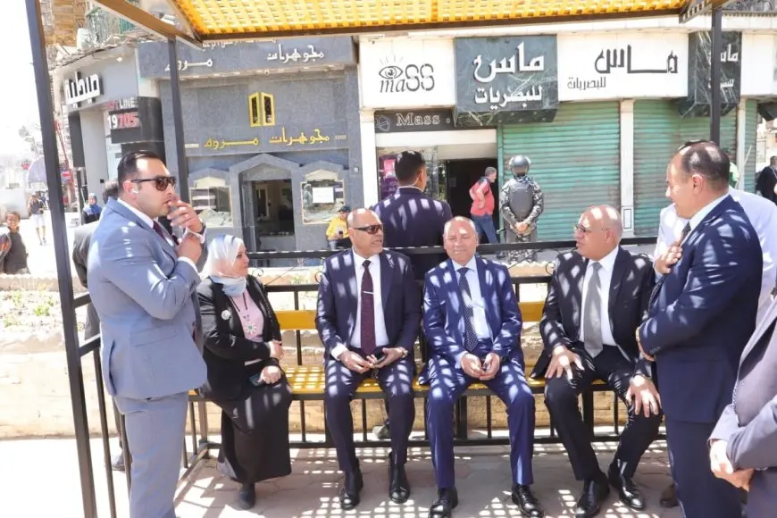 وزير العمل ومحافظ القاهرة يزوران مواقع انتظار عمال التراحيل في باب الشعرية