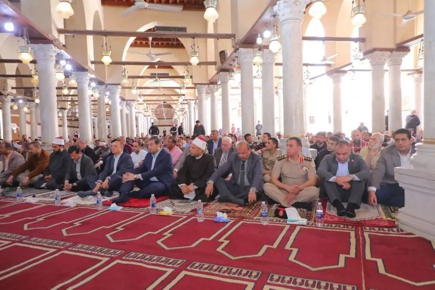 محافظ دمياط يؤدي صلاة الجمعة في مسجد عمرو بن العاص