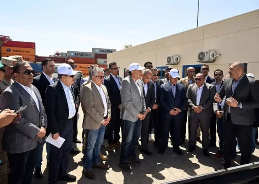 رئيس الوزراء يقوم بزيارة شركة قناة السويس للحاويات في ميناء شرق بورسعيد
