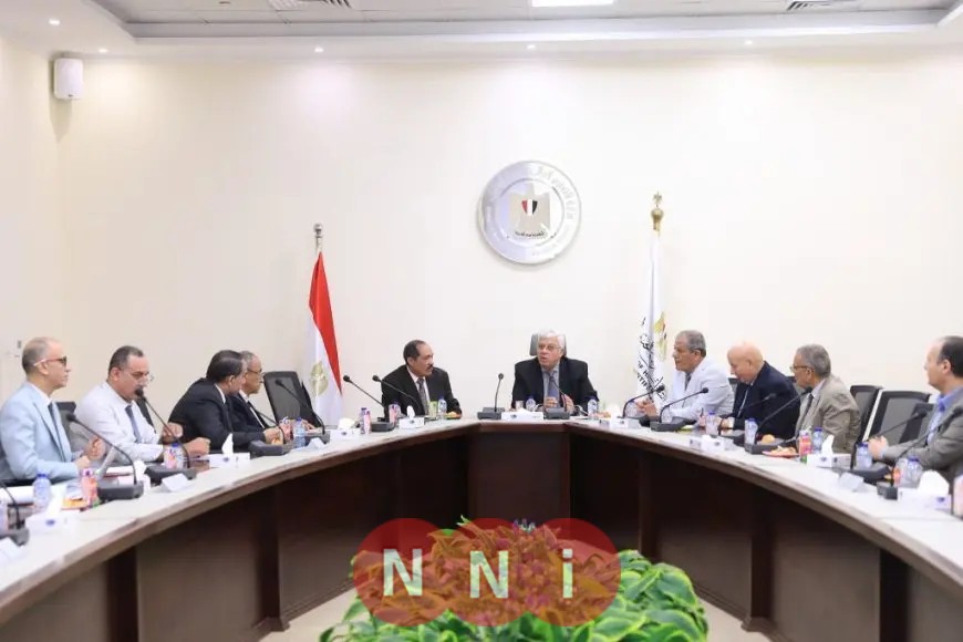 وزير التعليم العالي يلتقي أعضاء اللجنة الوزارية لتعيين هيئة التدريس والهيئة المعاونة بالمعاهد
