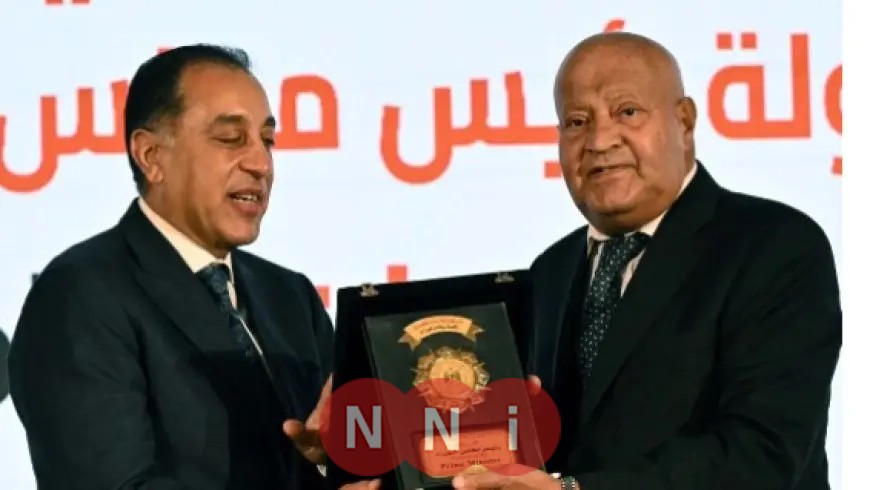 رئيس الوزراء يكرم على مصيلحي تقديرًا لجهوده البارزة في مجال الحماية الاجتماعية
