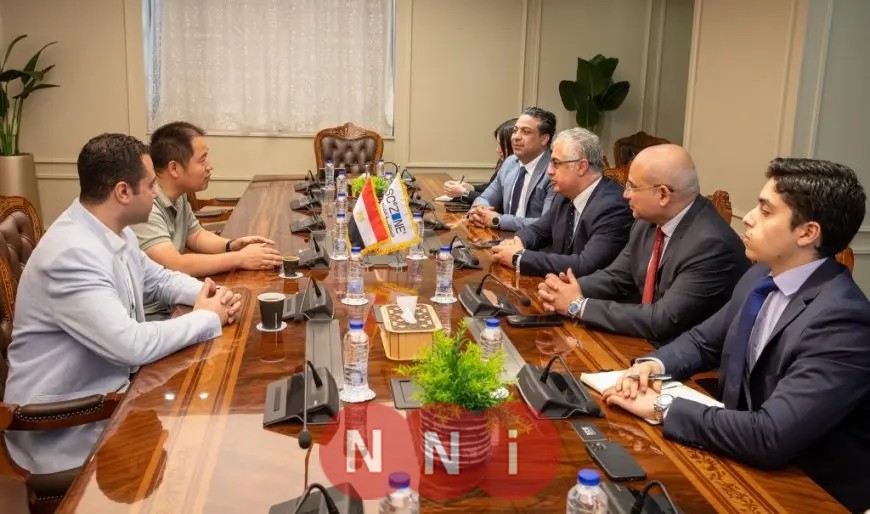 استثمارات بقيمة 60 مليون دولار.. رئيس منطقة قناة السويس الاقتصادية يوقع عقدًا لإنتاج مواد التعبئة مع شركة كينليد الصينية.