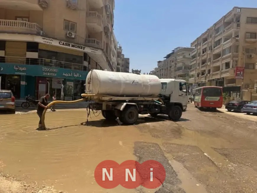 إصلاح كسر مفاجئ في خط مياه هضبة الأهرام وإعادة ضخ المياه وتمهيد الطريق