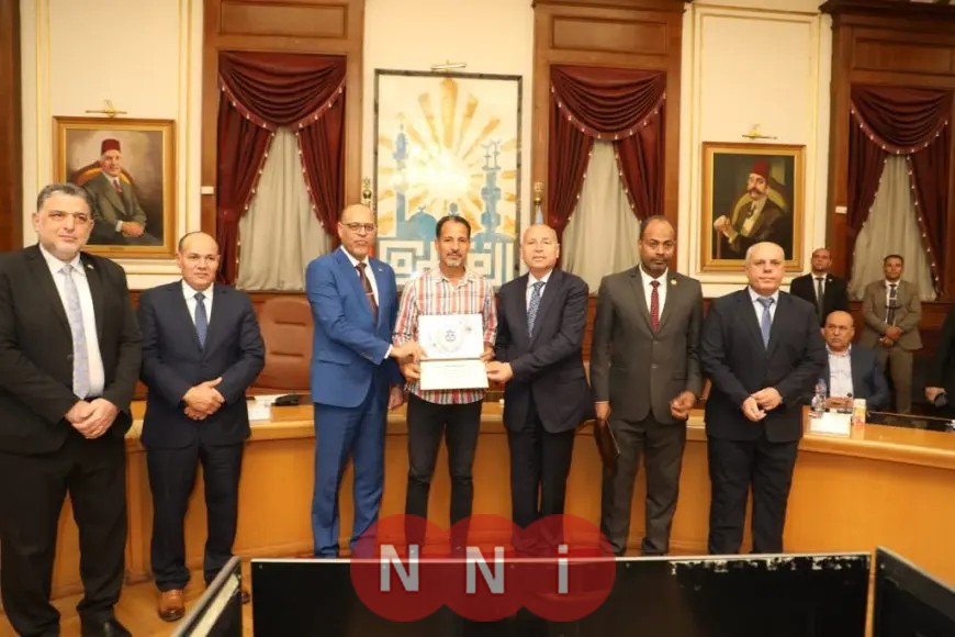 تكريم موظف في وزارة العمل لرفضه رشوة قدرها 2 مليون جنيه من شركة توظيف العمالة بالخارج