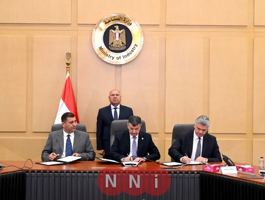وزير النقل يشهد توقيع عقد تنفيذ البنية التحتية لإعادة تأهيل ترام الرمل