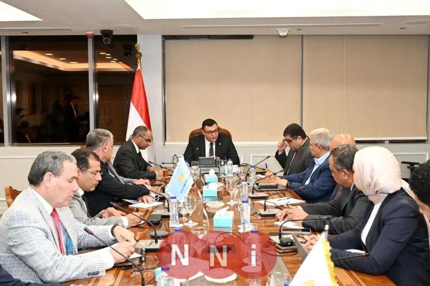 وزير الإسكان يراجع الجهود المبذولة في مجال تحلية المياه
