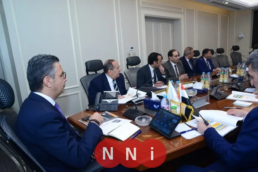 وزير التموين يُعقد اجتماعًا مع رئيس شركة مخابز شمال القاهرة لمتابعة خطة التطوير