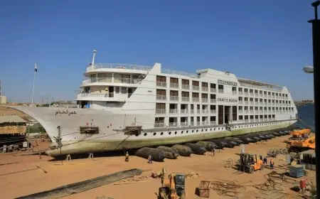 المقاولون العرب تحقق نجاحاً في رفع أكبر الفنادق العائمة في بحيرة ناصر باستخدام الوسائد الهوائية.