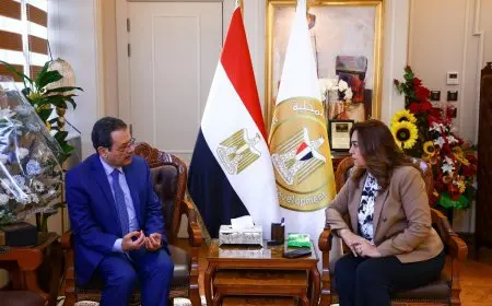 وزيرة التنمية المحلية تقدم عرضاً لعدد من برامج وملفات عمل الوزارة