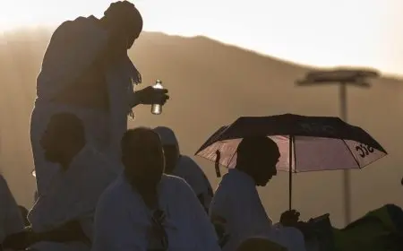 حجاج الجمعيات الأهلية يتجهون إلى مزدلفة مع غروب شمس يوم عرفة