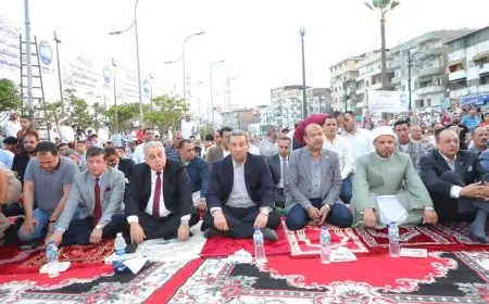محافظ دمياط يؤدي صلاة عيد الأضحى في ساحة ميدان الساعة