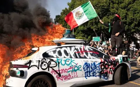 أعلام المكسيك ترفرف فوق السيارات المحترقة في شوارع لوس أنجلوس خلال الاشتباكات العنيفة