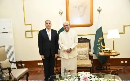 سفير مصر بإسلام أباد يسلم الرئيس الباكستاني تهنئة الرئيس السيسي بمناسبة عيد الأضحى