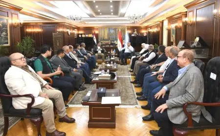 وزير الإسكان ومحافظ الإسكندرية يجتمعان لمتابعة سير العمل والمشروعات المشتركة