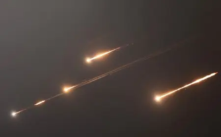 تسنيم الإيرانية: الدفاع الجوي بدأ التصدي للهجمات الإسرائيلية في عدة محافظات