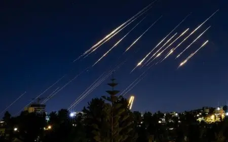 صواريخ تنفجر في تل أبيب.. ما الذي يجري في دولة الاحتلال؟
