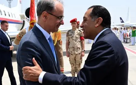 رئيس الوزراء يستقبل نظيره الصربي في مطار القاهرة الدولي
