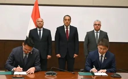 مدبولي يوقع عقد مشروع لإقامة مجمع صناعي شامل لإنتاج مستلزمات الطاقة الشمسية