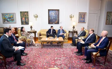 وزير الخارجية والهجرة يرحب برئيس الوزراء الصربي