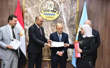 وزير العمل ومحافظ كفر الشيخ يقدمان عقود عمل لذوي الهمم