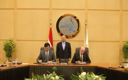 وزير الصناعة يشهد توقيع عقد لبناء سفينتين جديدتين من سفن الصب الجاف العملاقة