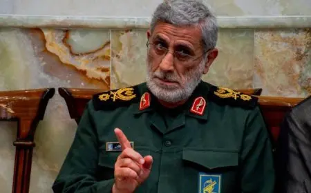 برغم إعلان عن اغتياله.. قائد فيلق القدس يظهر في احتفالات النصر بطهران مما يثير ارتباك الإعلام