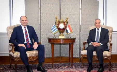 وزير الخارجية يلتقي بنظيره اليوناني لبحث العلاقات الثنائية ومستجدات الأوضاع في المنطقة