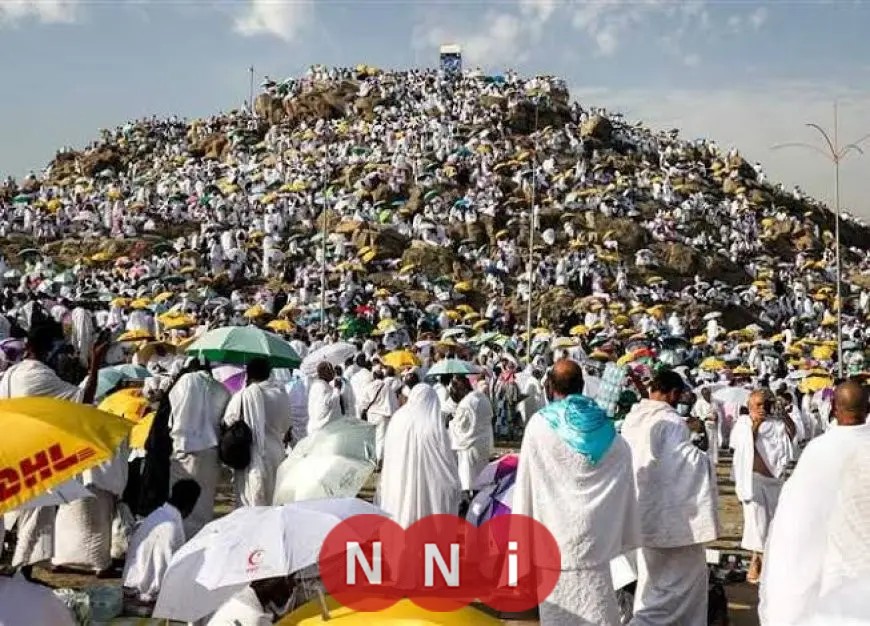حجاج بيت الله يؤدون الركن الأعظم للحج بالوقوف على جبل عرفات