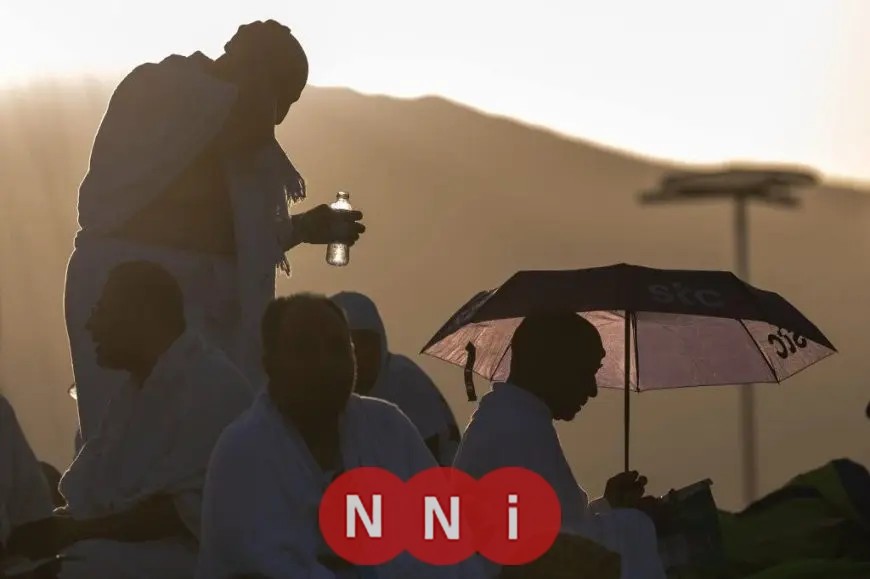 حجاج الجمعيات الأهلية يتجهون إلى مزدلفة مع غروب شمس يوم عرفة